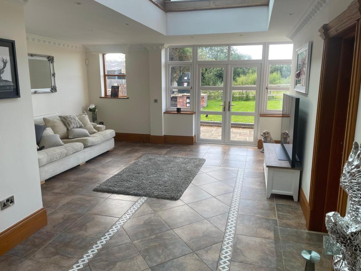 Dairy Farm Guest House Crewe Exterior foto